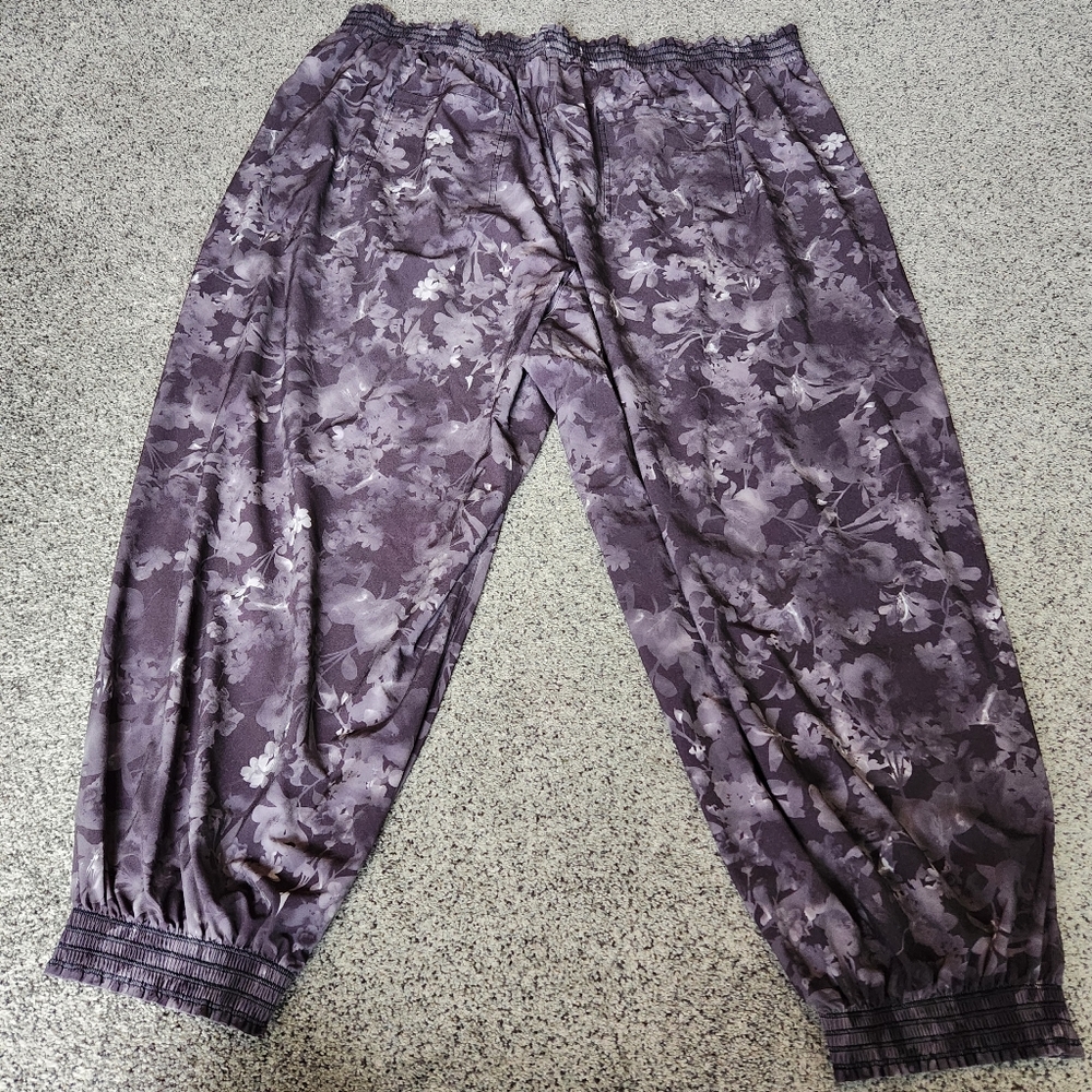 Athleta Savannah jogger In Lumen Black Floral Size Women's 26 - Picture 8 of 12